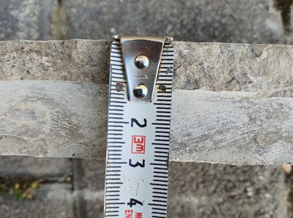 מדידת עובי לוח האבן לאחר פירוק – 17 מ"מ חריץ ו-12 מ"מ עובי נותר